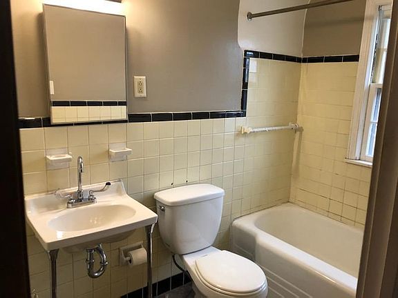 5th image of 19351 Lakeshore Blvd #3