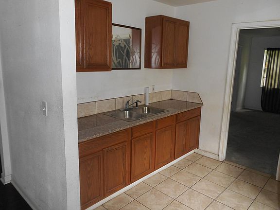 5th image of 402 Live Oak St