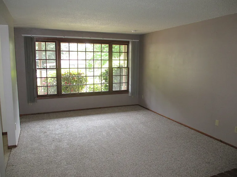 Nice Two Bedroom with Fireplace — Photo 8