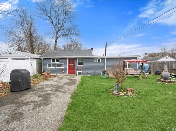 57 Sutton Court, West Islip, NY 11795