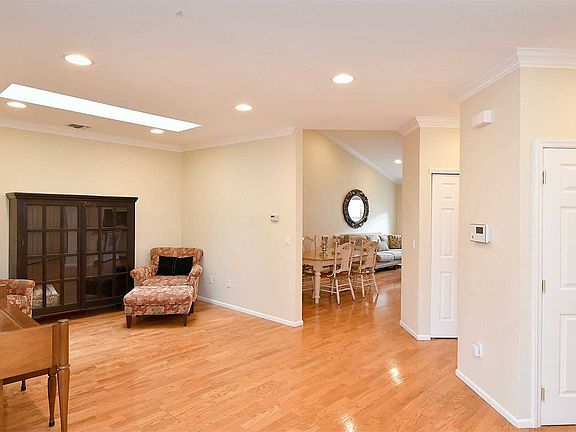 4th image of 36 Carriage Ln
