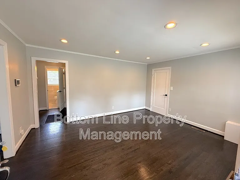 214 S Gardner Ave — Photo 3
