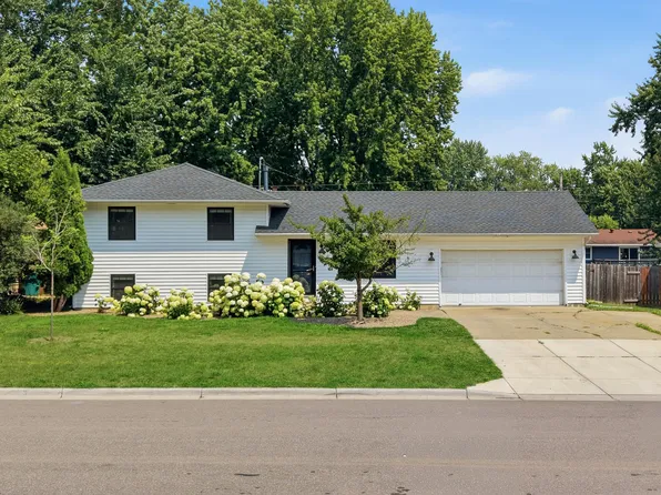 301 Walnut Ln, Apple Valley, MN 55124