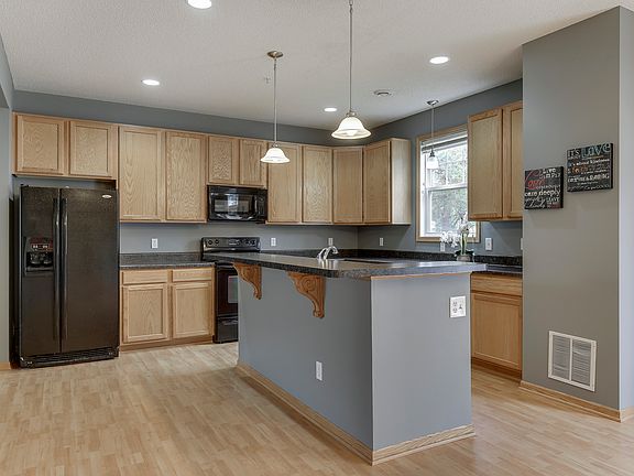 4th image of 9539 Scott Cir N