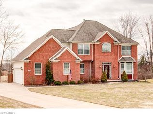 910 S Chinaberry Cir, Macedonia, OH 44056