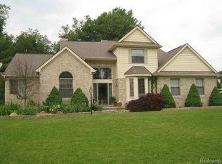 6825 Woodcrest Rdg, Clarkston, MI 48346