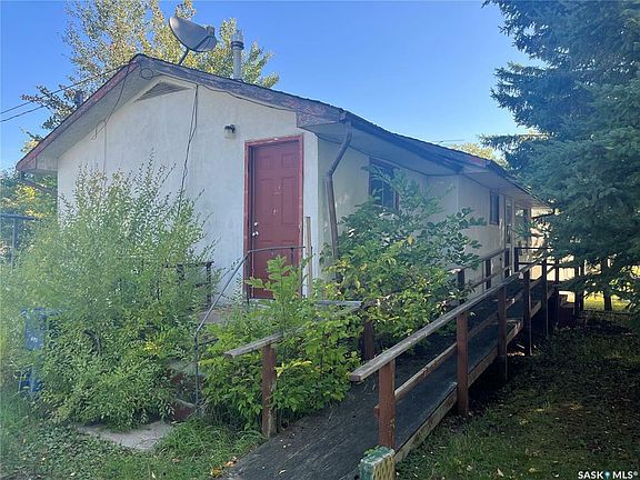 2nd image of 520 B Ave E