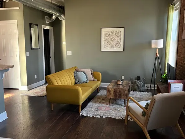 54 Lafayette St #1/2, Valparaiso, IN 46383