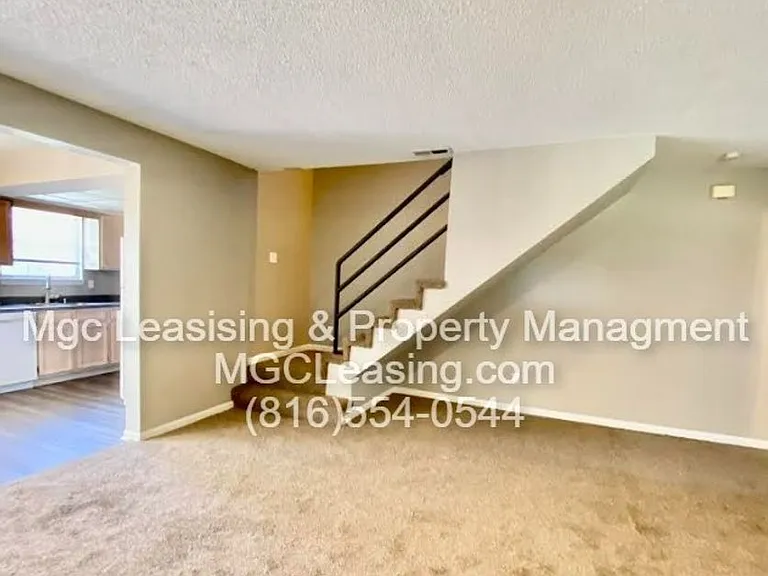 1012 NE Whispering Winds Ct — Photo 4