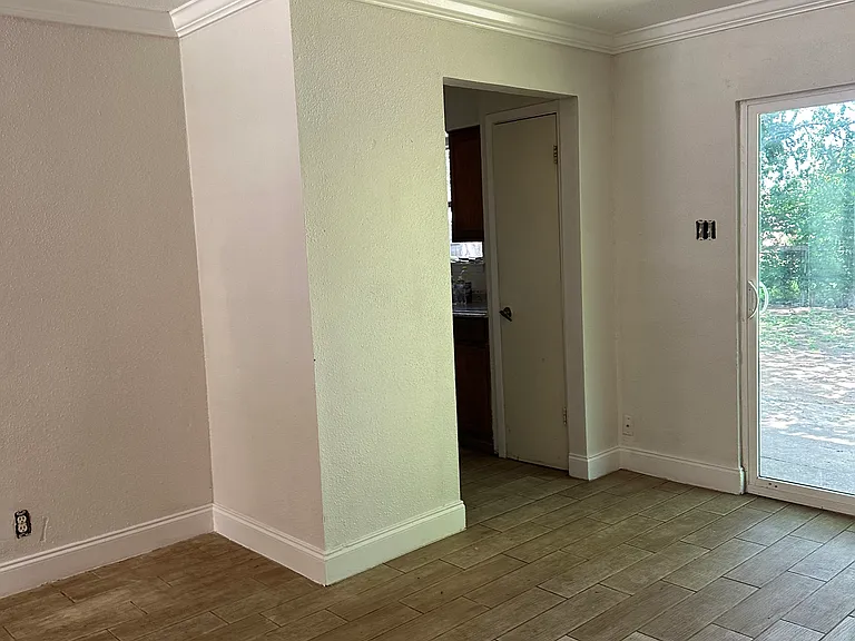 910 Green Park St — Photo 6