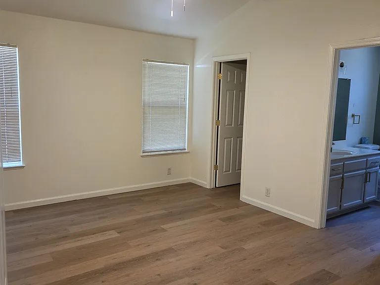 1009 Southampton Dr — Photo 8