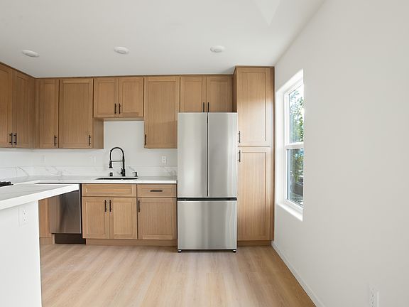 5th image of 2233 Merton Ave #F