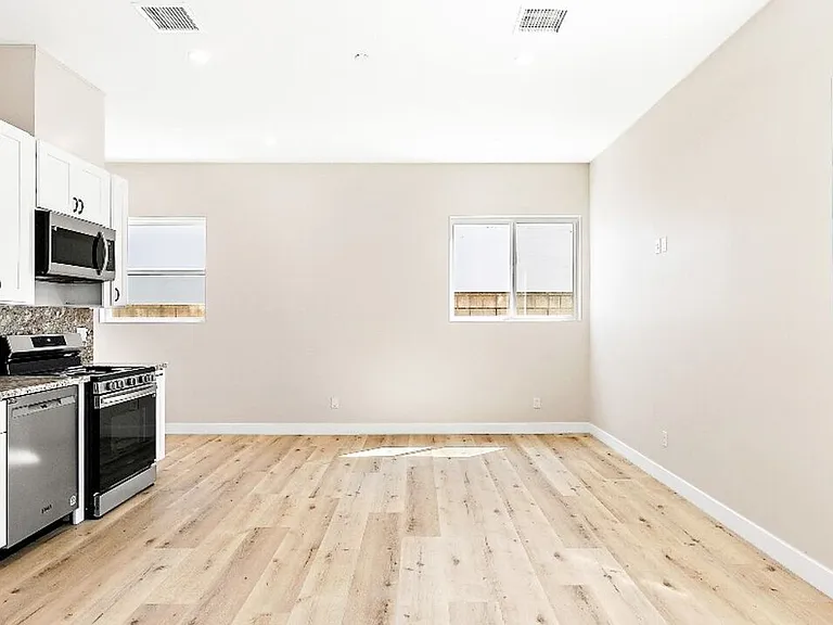 Moorpark St — Photo 17