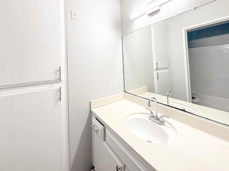 1400 Venice Blvd.- Modern Living in the Heart of Venice Renovated 2 Bedroom Units — Photo 32