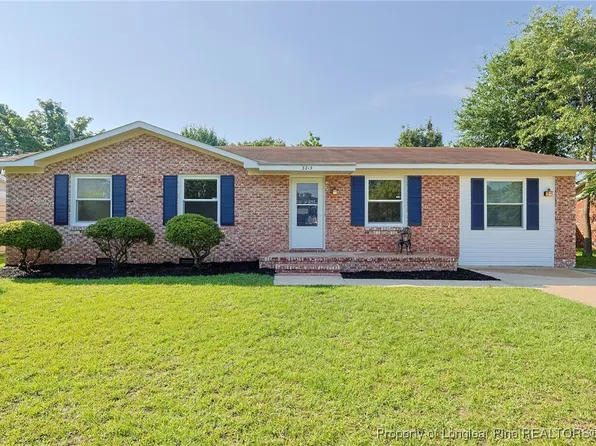 3213 Old Oak Ln, Hope Mills, NC 28348