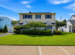 12 Cable Ln, Hicksville, NY 11801