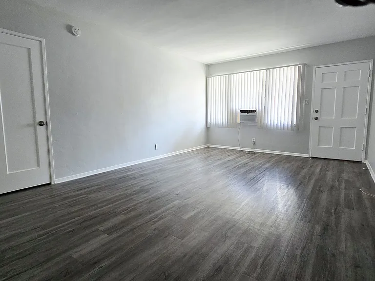 605 Kelton Ave — Photo 4