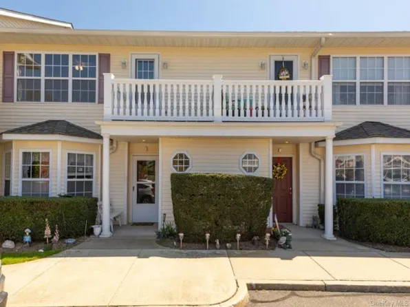 314 Flurry Ln, West Babylon, NY 11704