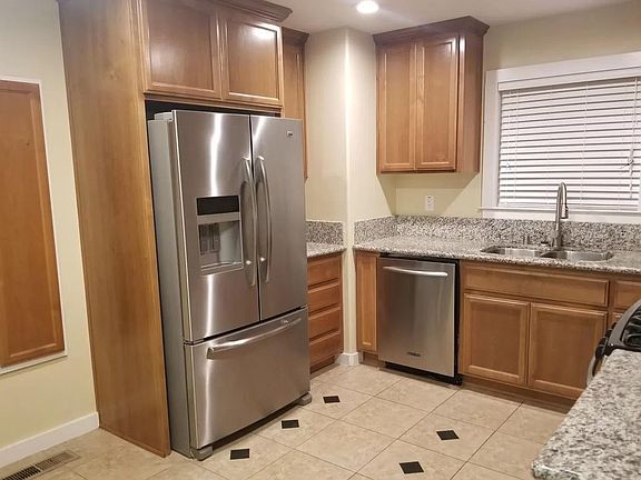 Large updated eat-in kitchen