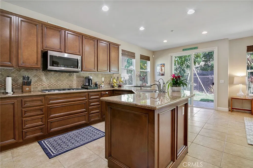 5 bed, 2888 sqft, $7,000 — Photo 2
