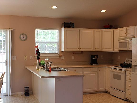 3rd image of 202 Yukon Dr