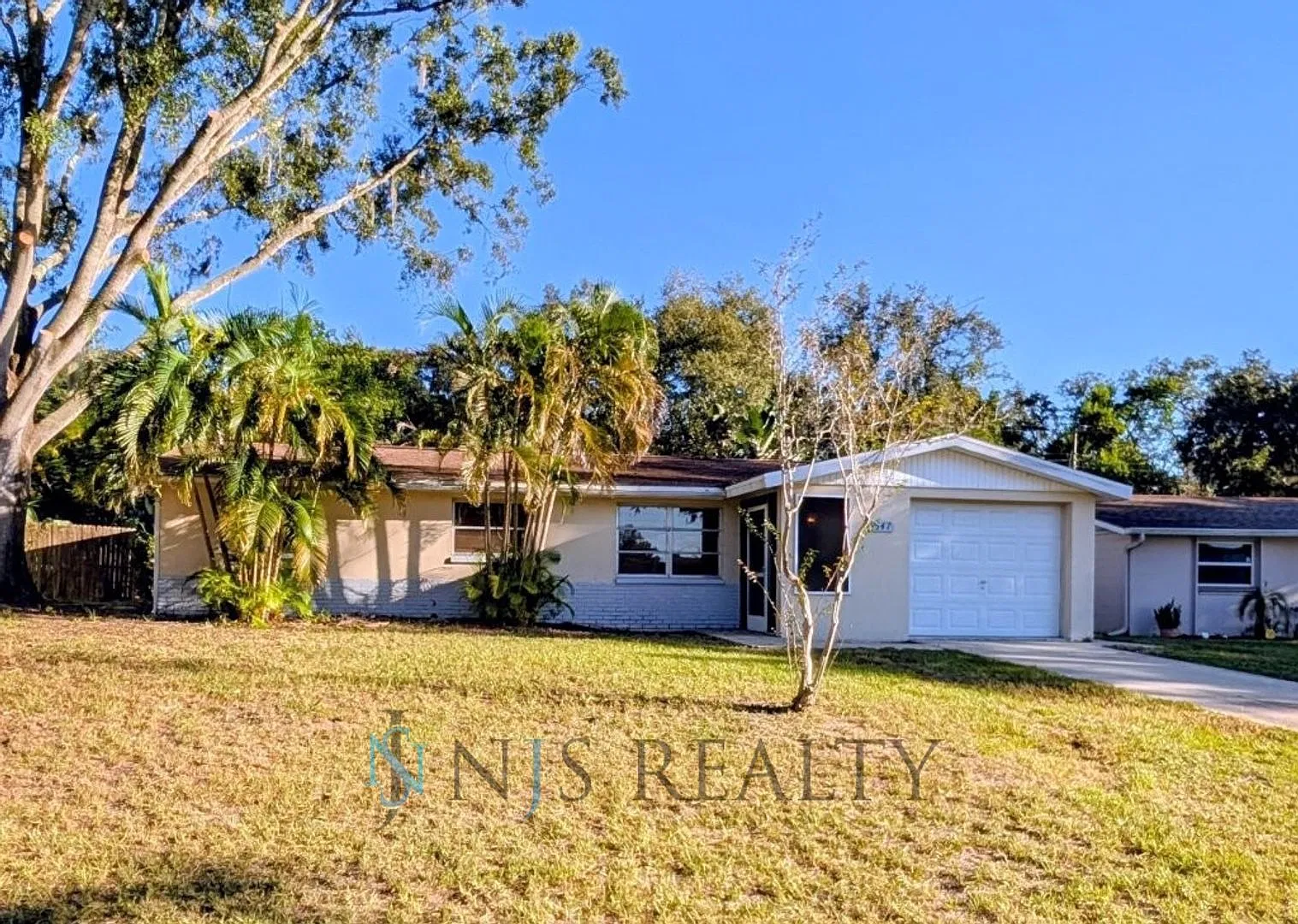 Charming three bedroom with LARGE back yard — Photo 1
