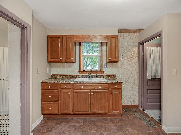 5th image of 1115 Cass St