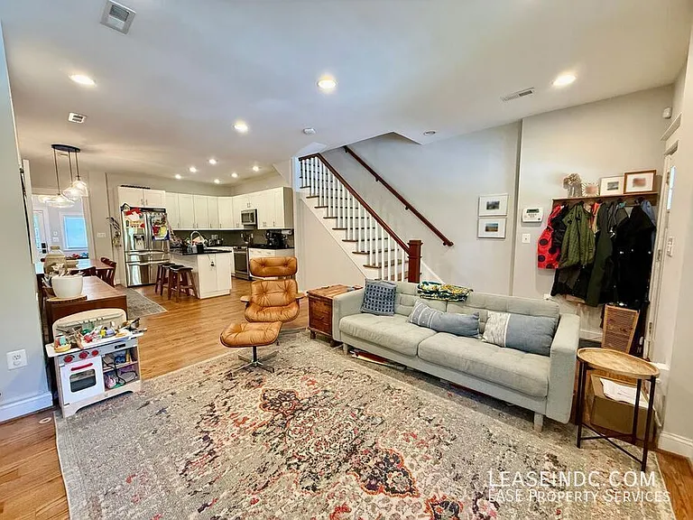 1414 Oak St NW — Photo 4