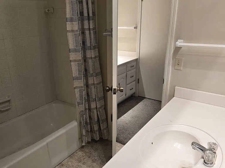 4025 E Sheridan Rd #D — Photo 3