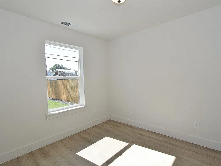 1115 S Commercial Ave #2 — Photo 22