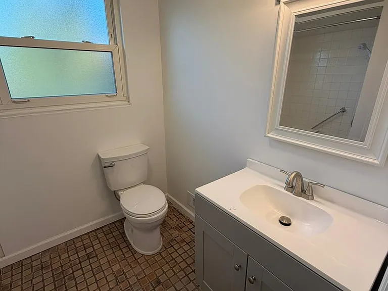 605 Thompson Ave — Photo 9