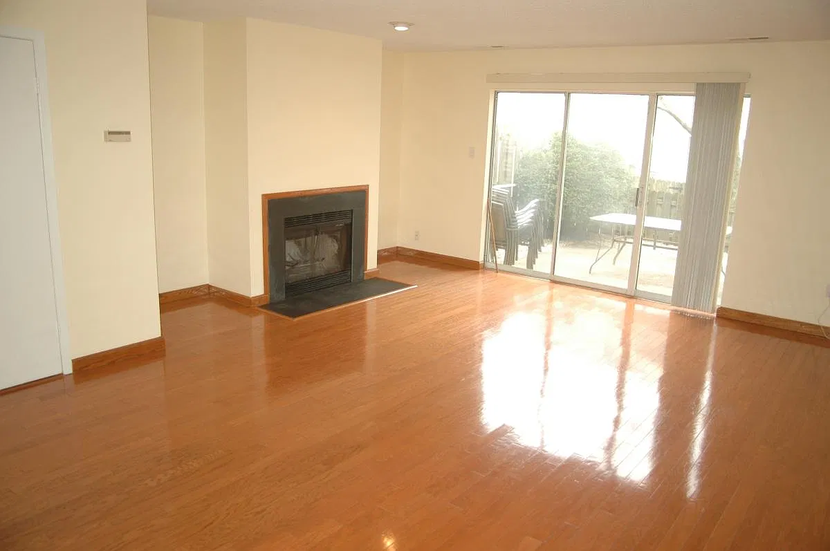 102 Tennyson Dr — Photo 2