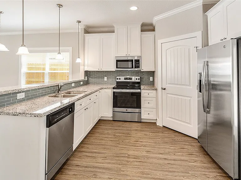 1410 Holleman Dr — Photo 8