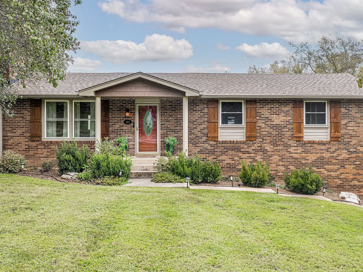 3 bed, 2.5 bath, 2016 sqft, $5,900 — Photo 1