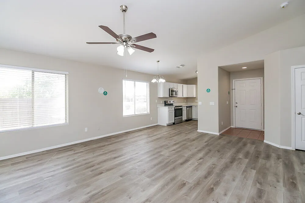 3 bed, 2.0 bath, 1113 sqft, $2,020 — Photo 3