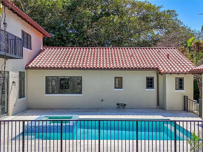 519 Alhambra Cir — Photo 29