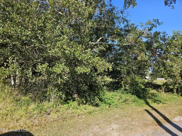 9479 Grady Ln, Diberville, MS 39540