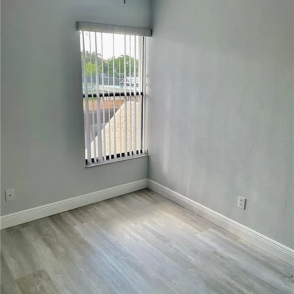 5650 Trailwinds Dr #122 — Photo 11