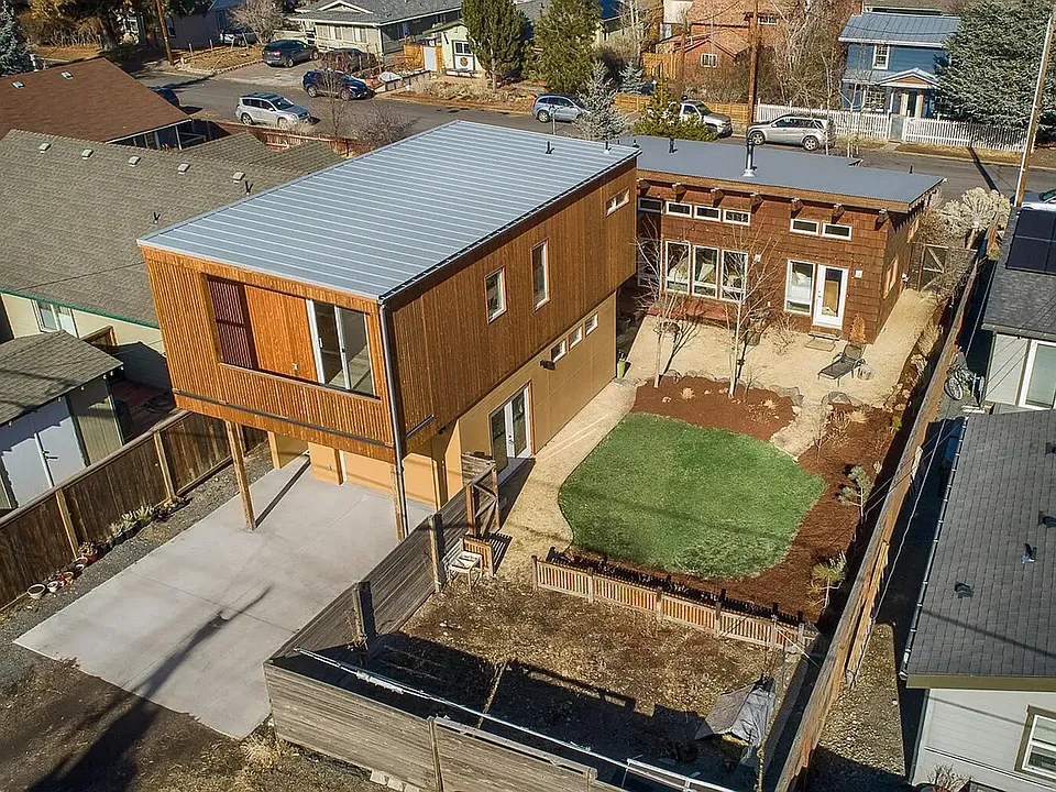 1325 NW Albany Ave #2