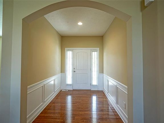 Dramatic Foyer to receive your Guests!
