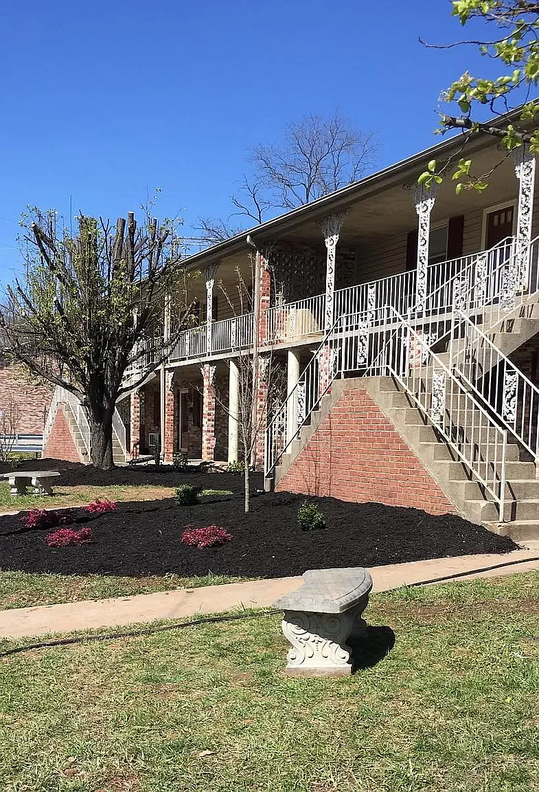 Colonial Heights Apartments — Photo 1