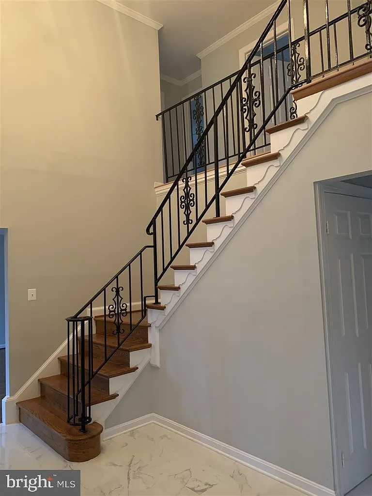 6 bed, 4.5 bath, 3958 sqft, $6,495 — Photo 3