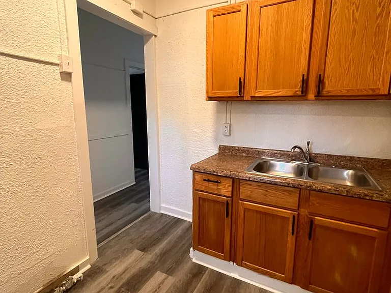319 Franklin Ave — Photo 26