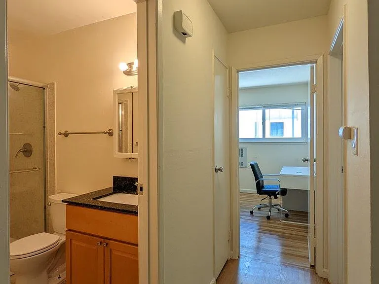 Vanguard Apartments — Photo 20