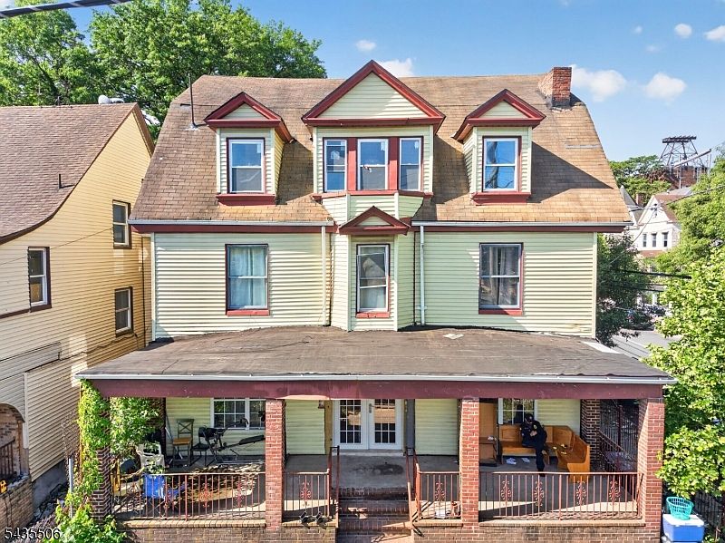 1st image of 366 7th Ave W