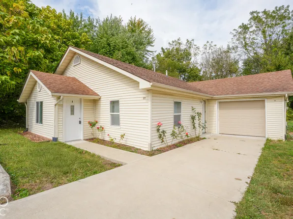 706 7th St, Shelbyville, IN 46176