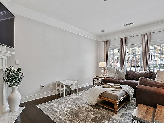 Living room w/ juliet balc