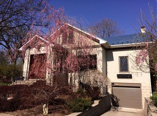 330 S River Ln, Geneva, IL 60134