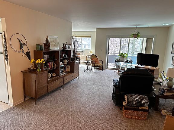 4th image of 1040 Erie St APT 308