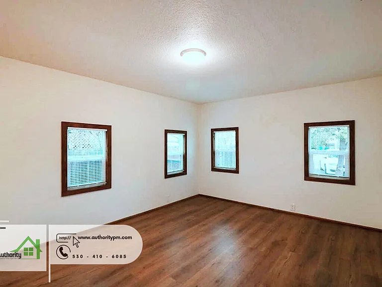 4083 Notre Dame Ave — Photo 9